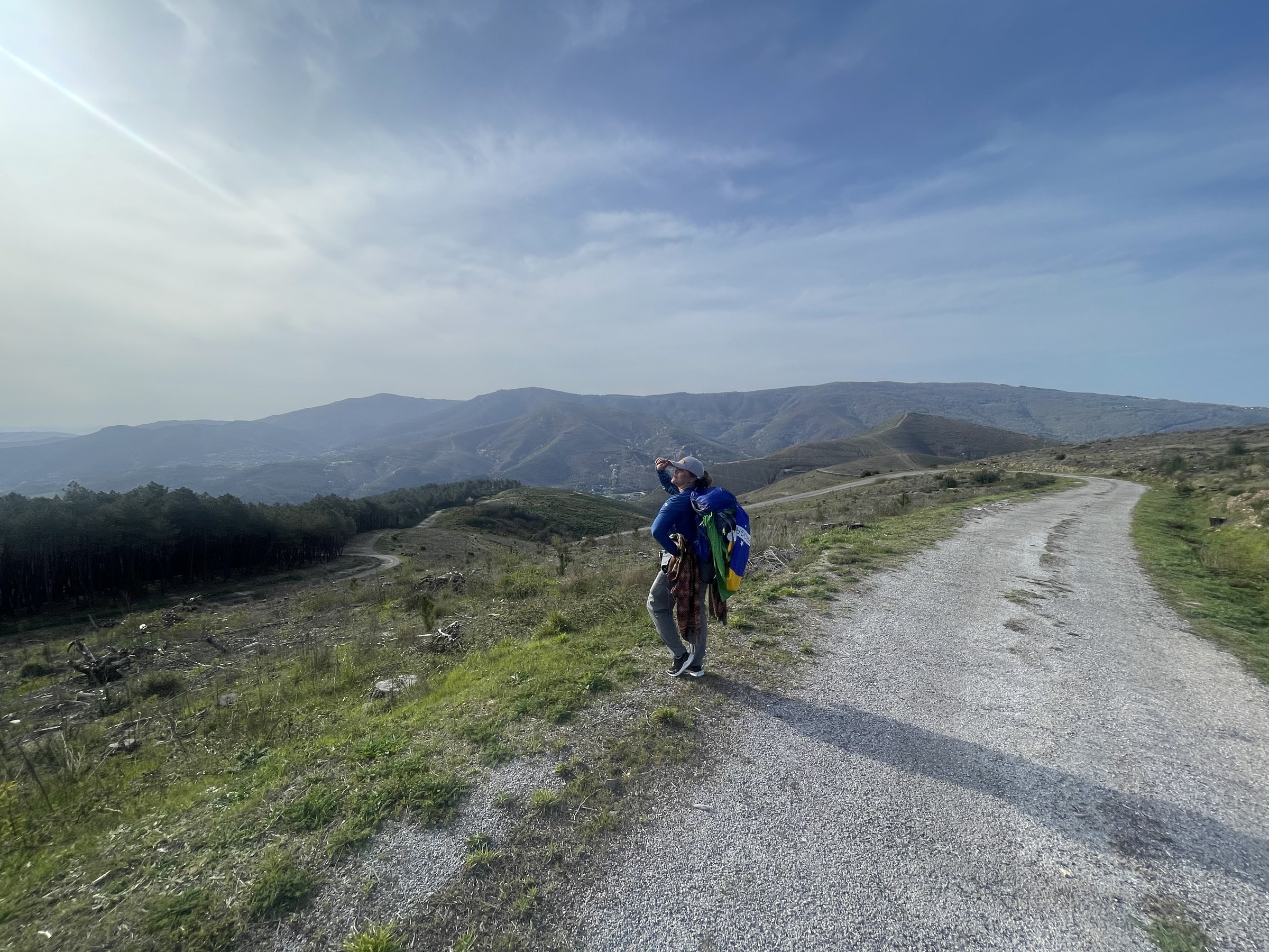 Peregrina caminhando rumo às montanhas ao deixar O Cebreiro